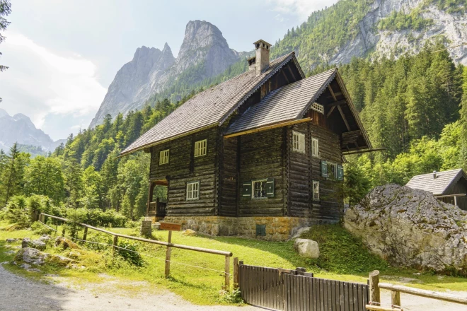 Austrijā koka ēkas kalnu apvidos tradicionāli tiek būvētas no koka.