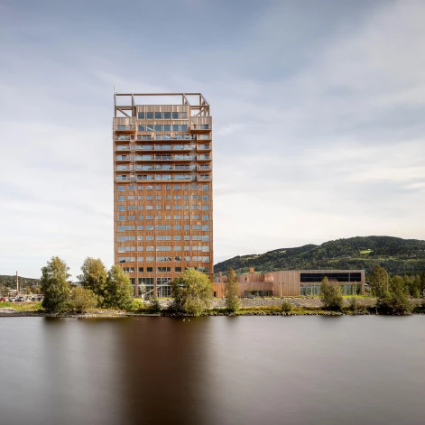 85 metrus augstā koka ēka Mjøstårnet atrodas Brumundālē Norvēģijā.