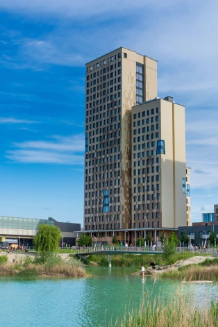 Viena no pasaulē augstākajām koka ēkām ir Vīnē 2019. gadā uzbūvētā 84 metrus augstā HoHo Wien.