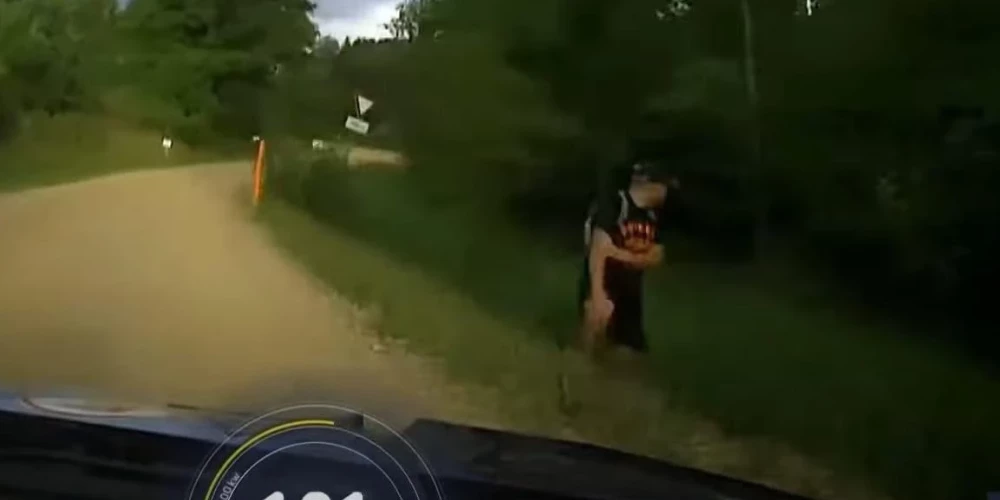 Kāds "bezbiļetnieks" vēro ralliju no neoficiālas rallija apskates vietas. 