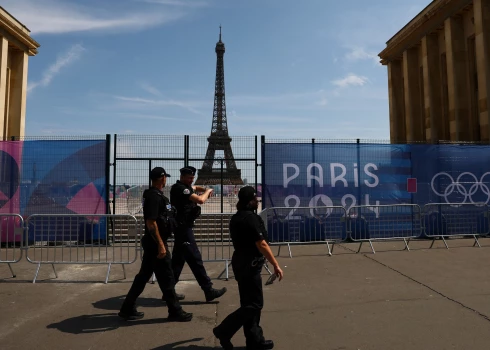 Francijas tēla spodrināšanai olimpiādes laikā policistiem aizliedz košļāt gumiju