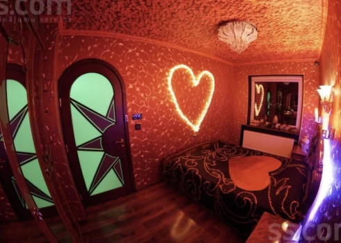 "Sajuktu prātā pēc 30 minūtēm," Daugavpilī izīrē naktsklubam līdzīgu dzīvokli. Apskate - tikai ar pasi