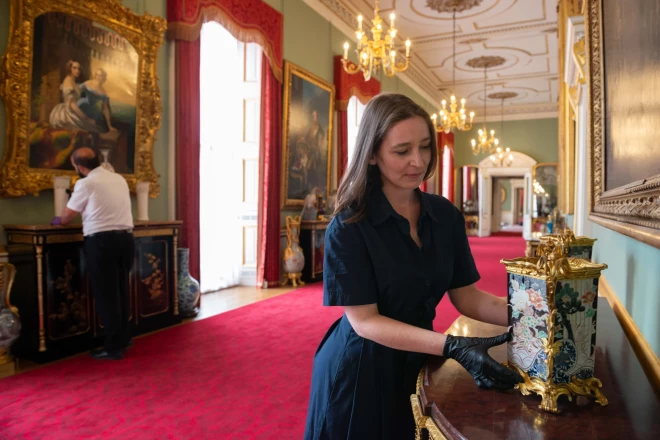 Pēdējās pārbaudes austrumu spārna galvenajā gaitenī, kur 73 metru garumā apskatāmas gleznas un citi mākslas darbi no karaliskās kolekcijas.