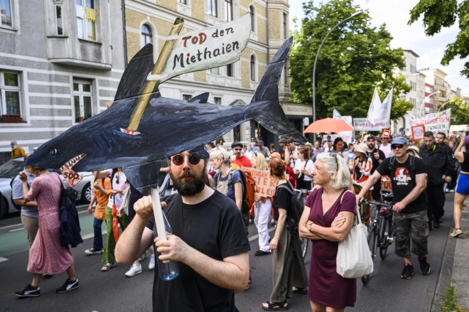 Kārtējais protests Berlīnē pret augstajām īres cenām, aicinot atņemt mājokļus nekustamā īpašuma haizivīm. Tikmēr arī Vācijā var nopirkt lētus īpašumus, protams, ne lielpilsētā.