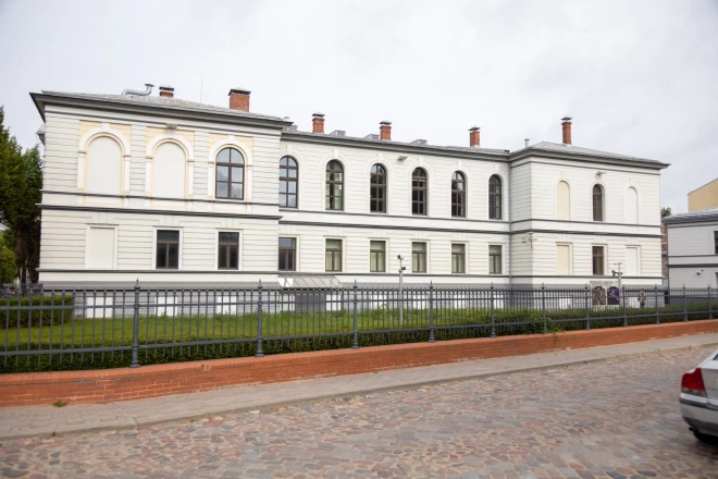 Bijusī Latvijas Bankas ēka Liepājas centrā ir pamesta jau vairākus gadus. Tās pagrabos teorētiski varētu ierīkot patvertni.