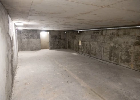 Bijusī Latvijas Bankas ēka Liepājas centrā ir pamesta jau vairākus gadus. Tās pagrabos teorētiski varētu ierīkot patvertni.