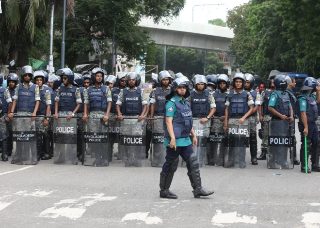 Bangladešā protesti un nekārtības - izsludina komandanta stundu