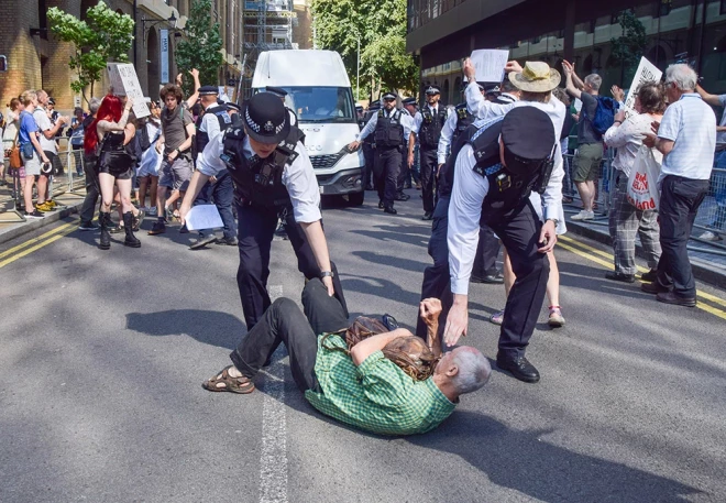 Protestētāji pulcējas pie tiesas Londonā, kur klimata aktīvistiem tiek piespriests cietumsods.