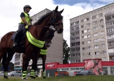 VIDEO: kārtības sargi zirgu mugurā devušies kārtējā patruļā pa Imantu; policisti atklāj darba specifiku