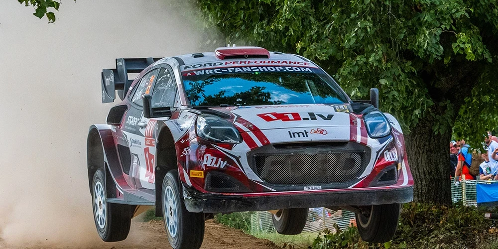 Latvijas pilots Mārtiņš Sesks un stūrmanis Renārs Francis FIA pasaules rallija čempionāta "Tet Rally Latvia" ātrumposmā.