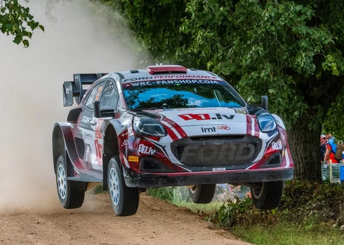 Latvijas pilots Mārtiņš Sesks un stūrmanis Renārs Francis FIA pasaules rallija čempionāta "Tet Rally Latvia" ātrumposmā.