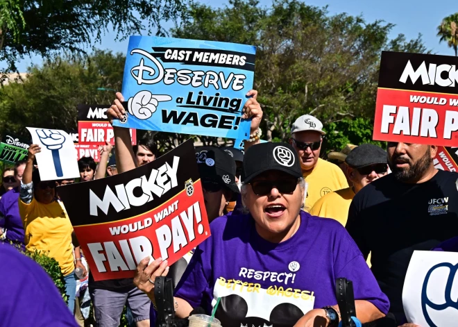 Disnejlendas darbinieki zemo algu dēļ spiesti nakšņot savos auto