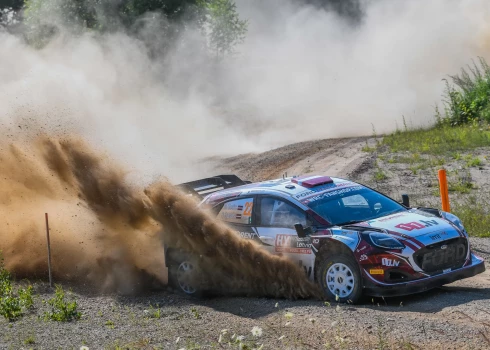 Rallija pilots Mārtiņš Sesks un stūrmanis Renārs Francis FIA pasaules rallija čempionāta "Tet Rally Latvia" ātrumposmā Kuldīgas novada Snēpelē.