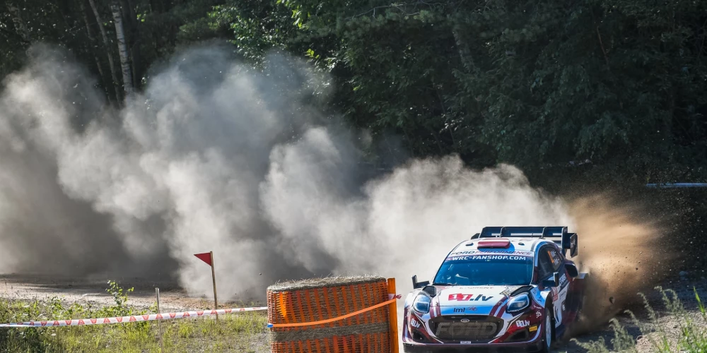 Rallija pilots Mārtiņš Sesks un stūrmanis Renārs Francis FIA pasaules rallija čempionāta "Tet Rally Latvia" ātrumposmā Kuldīgas novada Snēpelē.