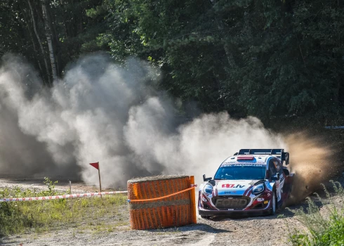 Rallija pilots Mārtiņš Sesks un stūrmanis Renārs Francis FIA pasaules rallija čempionāta "Tet Rally Latvia" ātrumposmā Kuldīgas novada Snēpelē.