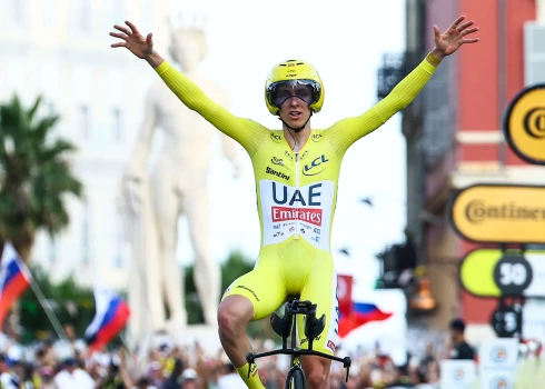 Pogačars trešo reizi karjerā uzvar "Tour de France"; čempionu tradīcija, malkot šampanieti Elizejas laukos, viņam gāja secen