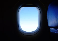 Izskaidrots iemesls, kāpēc nekādā gadījumā nedrīkst atspiest galvu pret lidmašīnas logu