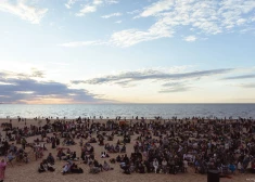 FOTO: Vecāķu pludmalē saulrietā izskan ērģeļmūzikas koncerts