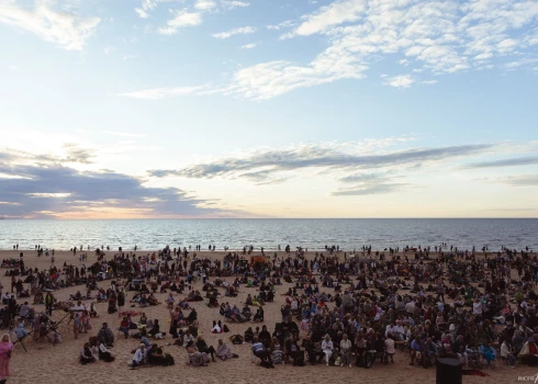 FOTO: Vecāķu pludmalē saulrietā izskan ērģeļmūzikas koncerts