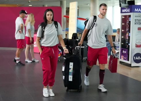 ФОТО: латвийских олимпийцев провожают в Париж в аэропорту Риги
