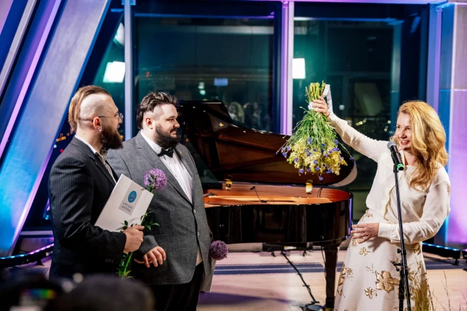 Tieslietu ministre Inese Lībiņa-Egnere puišiem pasniedza pušķi ar vīgriezēm, kas salasītas viņas pašas pļavā.