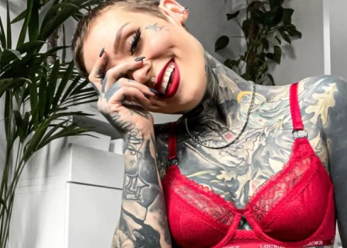 Monami Frost ir viena no tetovētākajām sievietēm pasaulē un, iespējams, slavenākā latviete interneta ārēs. 