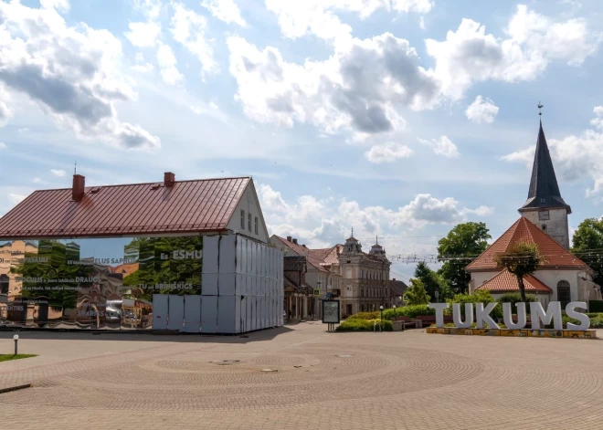 Tukumā atklāts lielākais spoguļu vides instalācijas objekts Baltijā