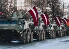 Militārās tehnikas maršs Rīgā, svinot Latvijas Republikas 103. gadadienu.