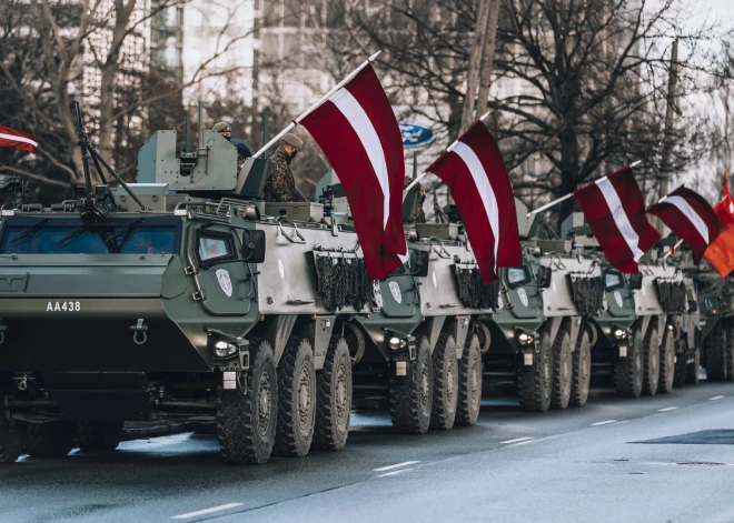 Militārās tehnikas maršs Rīgā, svinot Latvijas Republikas 103. gadadienu.