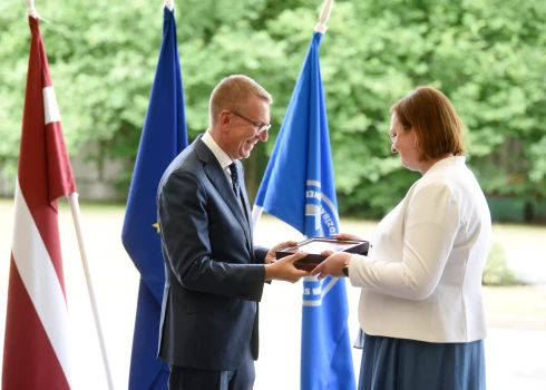 Valsts prezidents Edgars Rinkēvičs un Neatliekamās medicīniskās palīdzības dienesta direktore Liene Cipule Neatliekamās medicīniskās palīdzības dienesta apmeklējuma laikā, kurā tiekas ar Neatliekamās medicīniskās palīdzības dienesta brigādes mediķiem.