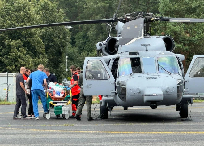 RAKUS mediķi glābj kritiskā stāvoklī ar helikopteru nogādātu pacienti.