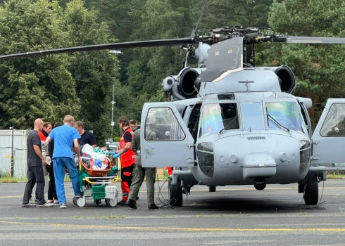 ФОТО, ВИДЕО: медики RAKUS спасают перевезенную вертолетом молодую пациентку в критическом состоянии