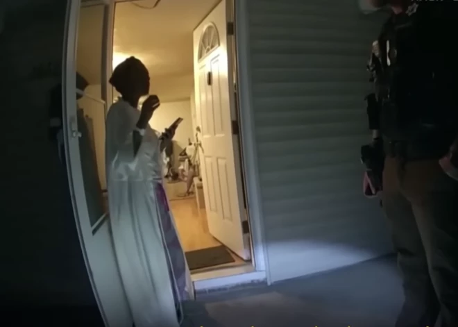 Video redzams, kā Ilinoisas policija nāvējoši nošauj sievieti viņas mājā