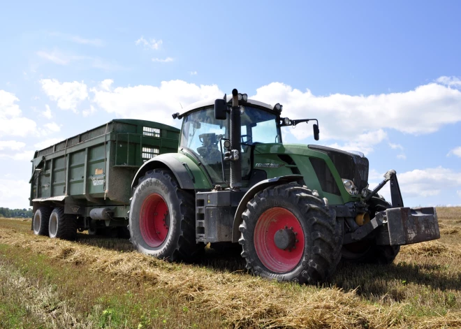 Kombainu trauksme uz Latvijas ceļiem. Zemnieku saeima aicina būt uzmanīgiem