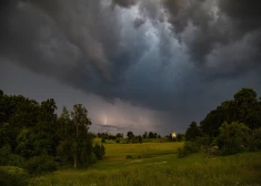 Метеоцентр предупреждает о сильных грозовых ливнях на востоке Латвии