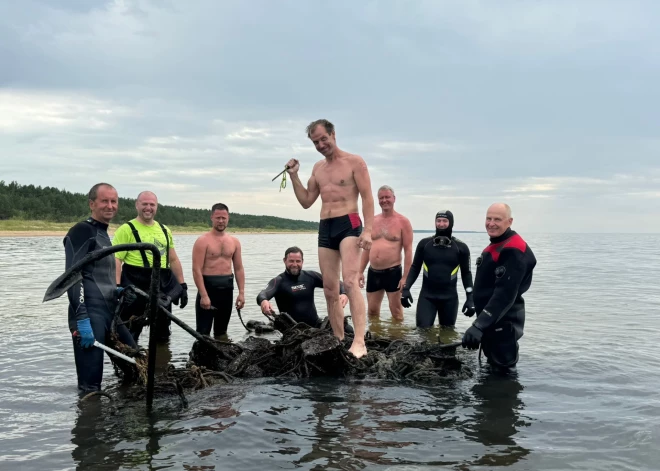 Ūdenslīdēji izvelk no jūras 3 tonnas smagus tīklus, attīra Rīgas līci no seniem zvejnieku tīkliem