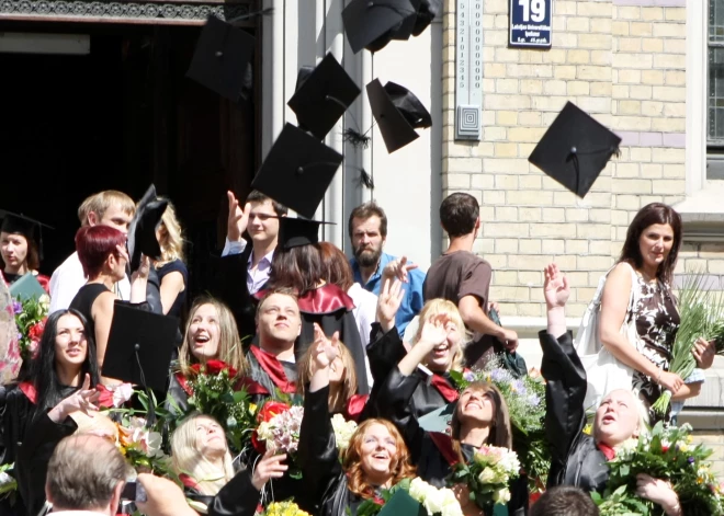 Augstākās izglītības vērtība pieaug, secina Latvijas absolventu monitoringa rezultātos