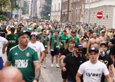 FOTO: Vroclavas "Šlask" futbola fani Rīgas ielās sarīko iespaidīgu gājienu