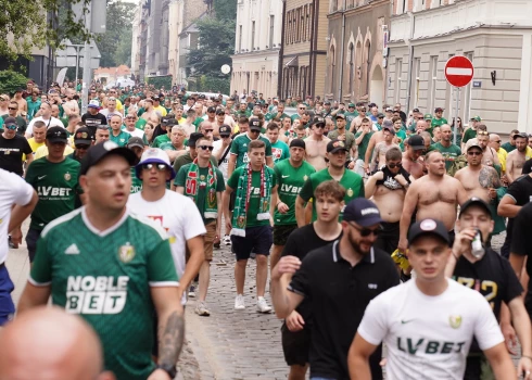 FOTO: Vroclavas "Šlask" futbola fani Rīgas ielās sarīko iespaidīgu gājienu