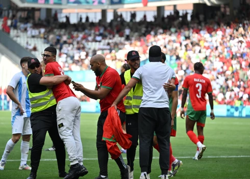 Olimpisko spēļu futbola turnīrs sākas ar haosu – Marokas līdzjutēji uz laukuma un petardes Argentīnas spēlētāju virzienā