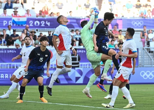 Japānas futbolisti tiek pie graujošas uzvaras.