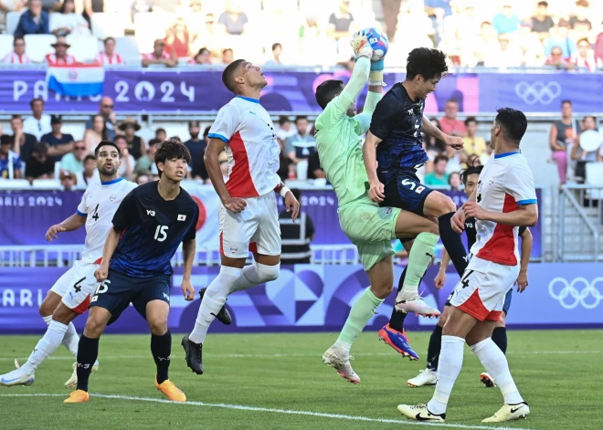 Japānas futbolistiem olimpisko spēļu turnīrā graujoša uzvara; ukraiņiem zaudējums