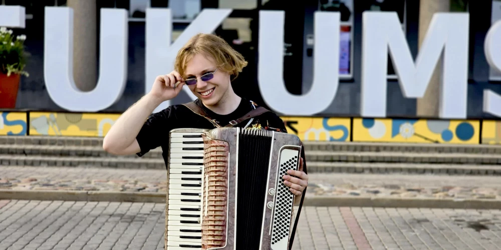 Edvards Strazdiņš ir latviešu mūziķis.