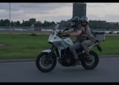 Мотоциклисты разъезжали по Риге: в столице сняли захватывающую криминальную драму "Slāpes"