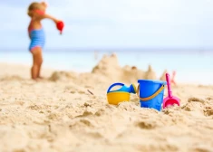 "Nelaidiet savus bērnus kailus publiskās vietās!" Sociālajos tīklos lauž šķēpus par to, cik droši bērniem ir pludmalē dzīvoties pavisam plikiņiem