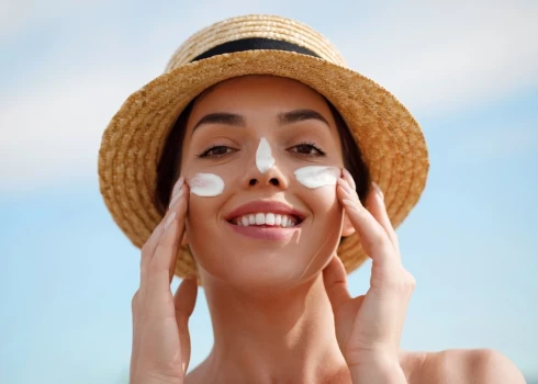 Kā pareizi kopt sejas ādu vasarā, lai tā nekļūst par grūtāko gadalaiku?