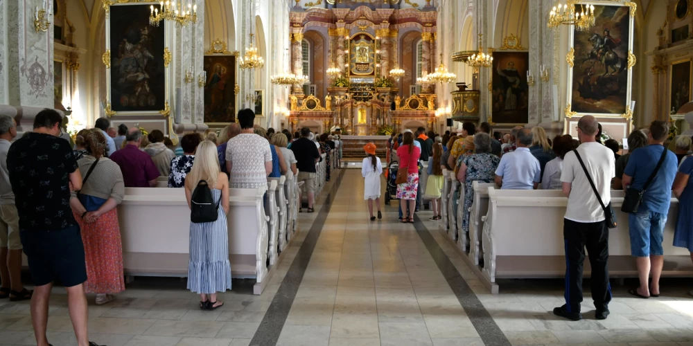 Katru gadu augusta vidū desmitiem tūkstošu svētceļnieku ne tikai no Latvijas, bet arī no citām Eiropas valstīm dodas svētceļojumā pie Aglonas Dievmātes.