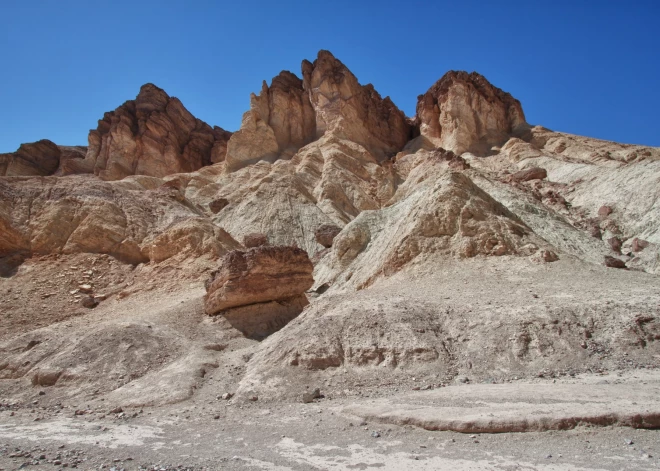 Tūrists gūst pēdu apdegumus pēc tam, kad Nāves ielejā pazaudē čības