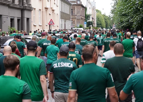 Miermīlīgi noskaņotie poļu futbola fani Rīgā lietojuši narkotikas; policija komentē, vai bijuši vēl kādi pārkāpumi