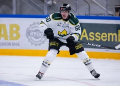 Hokejists Georgs Golovkovs turpinās spēlēt Zviedrijā